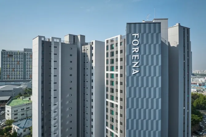 한화포레나 영흥숲(3차) FORENA 로고가 보이는 맑은 날 단지 외관 클로즈업(공식 홈페이지)