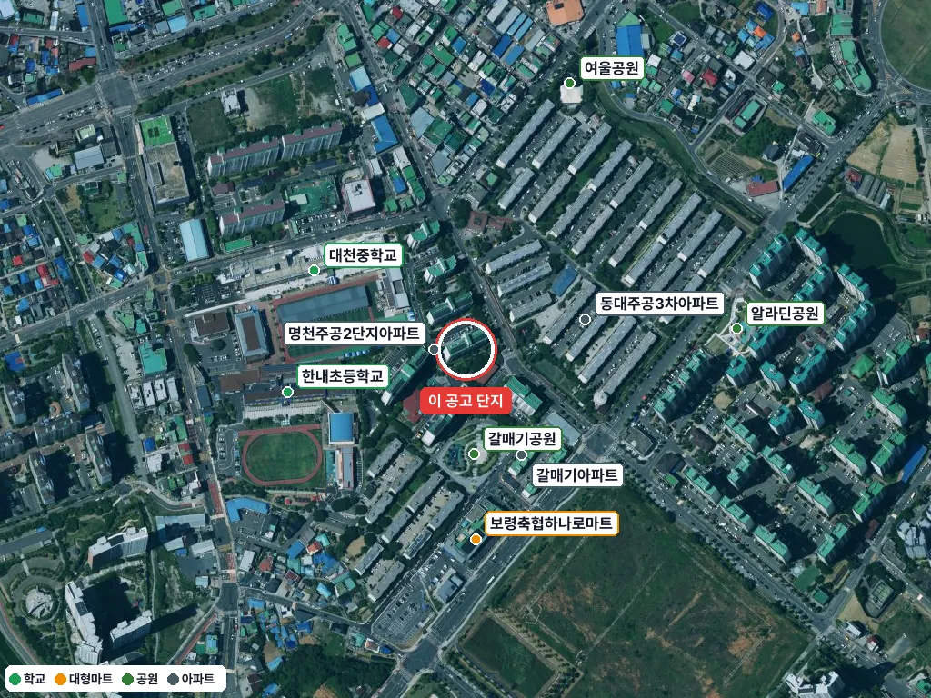 보령명천2 영구임대주택 예비입주자 모집 공고(공고일:2026.10.06) 항공사진 — 빨간 원이 단지 위치(국토부 브이월드) · 주변 시설 9곳 표시