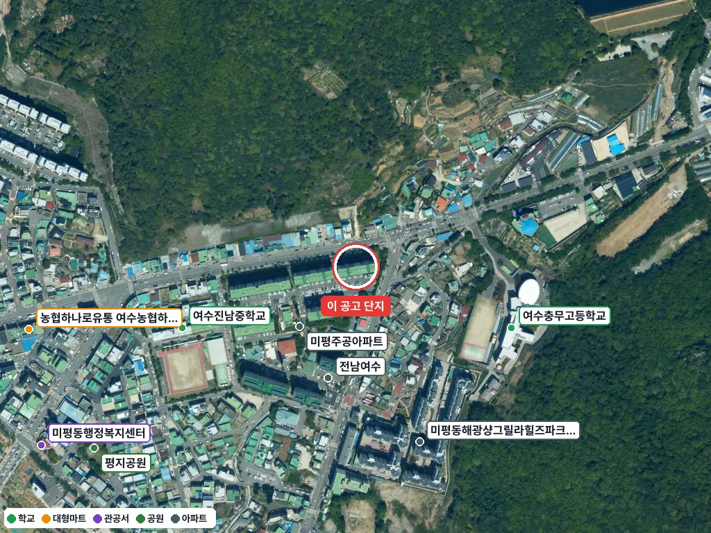 여수미평1 영구임대주택 예비입주자 모집공고(모집공고일 : 2026.10.20.) 항공사진 — 빨간 원이 단지 위치(국토부 브이월드) · 주변 시설 8곳 표시